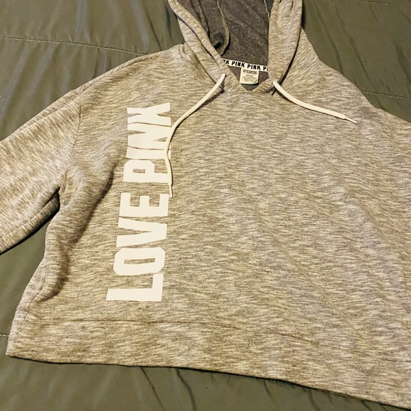 I’m selling pink hoodie , pre owned in very good condition - Picture 4 of 4